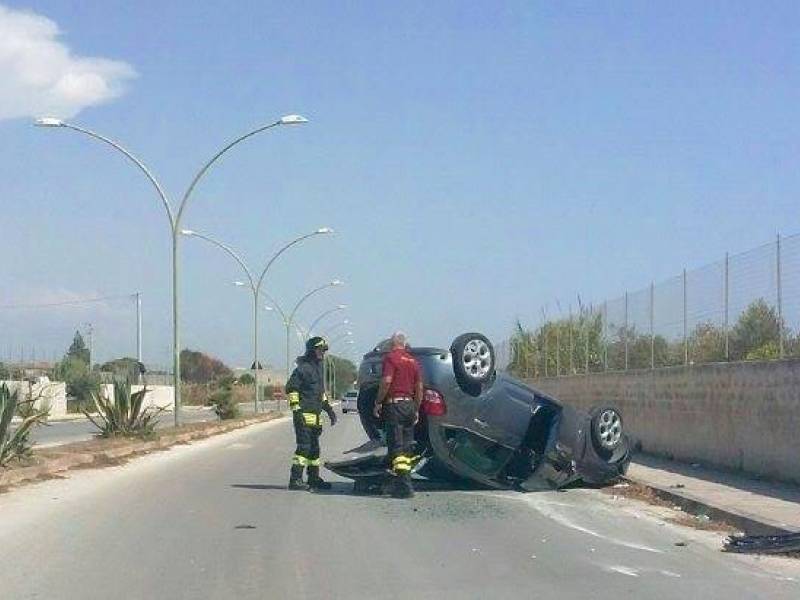 Immagine articolo: (Aggiornamento)Triscina, auto si ribalta in zona circonvallazione. Sul posto Ambulanza e Vigili del Fuoco