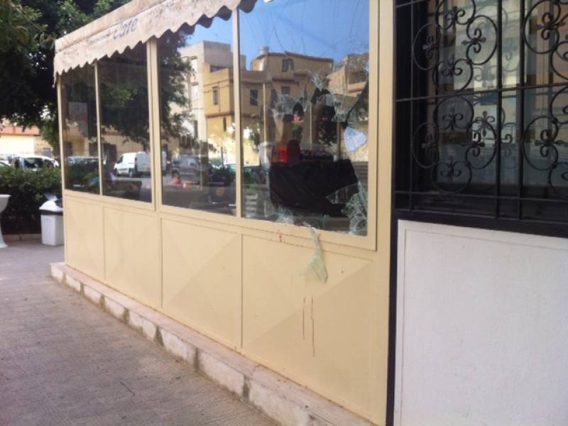 il bar con la vetrata rotta dopo il tentato furto