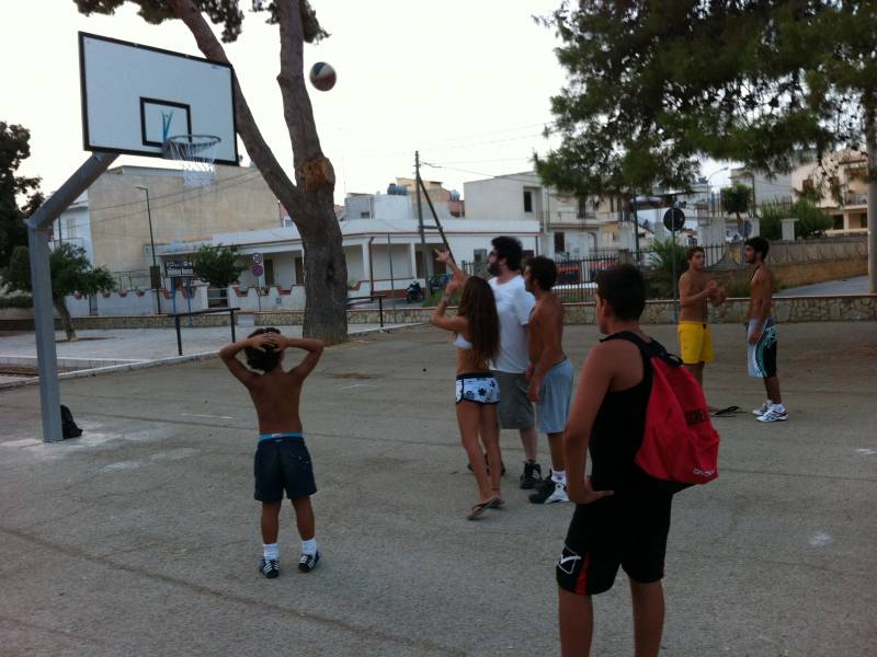 Immagine articolo: A Selinunte un "centro sportivo all'aperto". Montato campo di basket e pallavolo