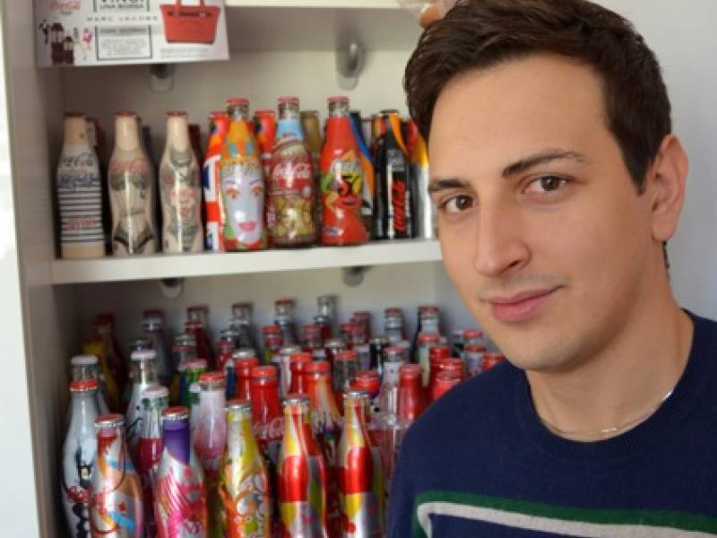 Immagine articolo: Una collezione nata bevendo Coca Cola per un giovane gibellinese. 600 le bottiglie raccolte