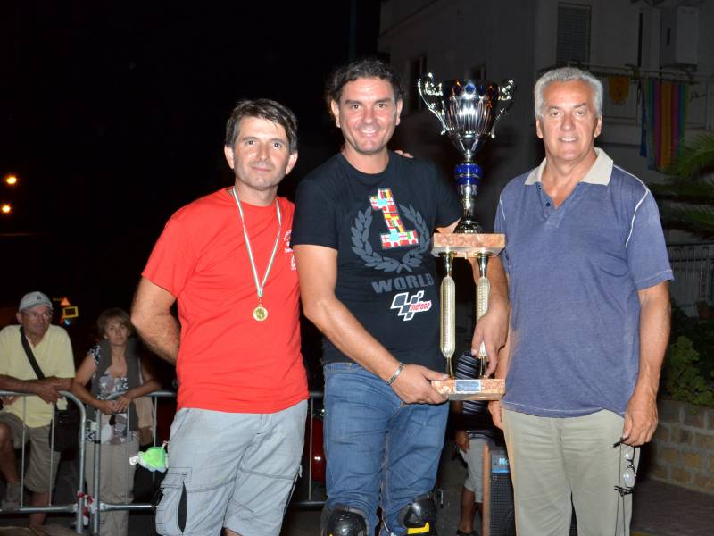 Nella foto da sinistra:Giuseppe Rizzo D’Antoni presidente Pro-Loco,il vincitore Gaspare Pipitone, Giacomo Pellicane, assessore comunale.