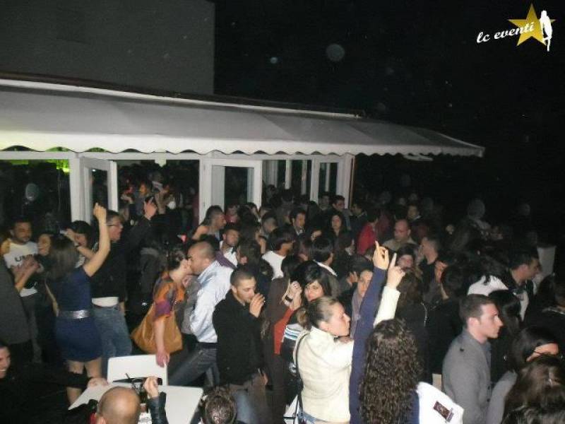 Immagine articolo: Dal 18 luglio al Voglimi apericena e serata dance by "Esclusivista"