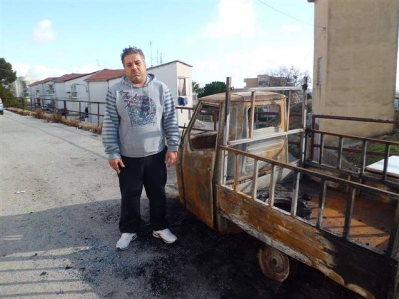 Immagine articolo: Castelvetrano, bruciata una motoape in viale Roma. La disperazione del proprietario