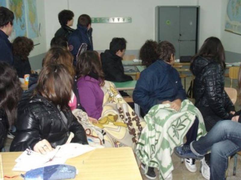 I ragazzi della scuola media qualche tempo fa in classe con le coperte