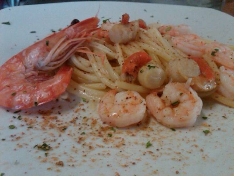 Immagine articolo: Le ricette di Bart: bucatini con gamberi, capesante e bottarga di tonno