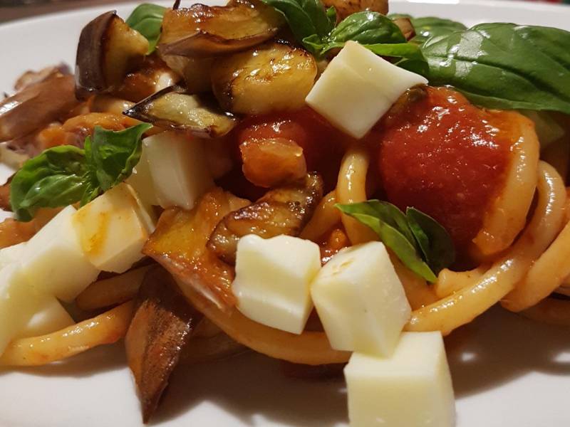 Immagine articolo: La mia ricetta è: spaghettoni con ciliegino, melanzane e cubetti di mozzarella. Ecco ingredienti e ricetta