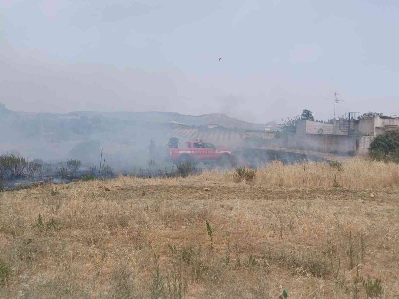 Immagine articolo: Vasto incendio a Menfi, auto ed attrezzature in fiamme