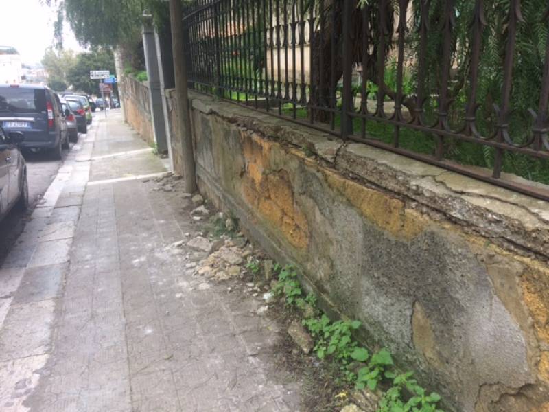 Immagine articolo: Il lettore scrive: "In Via Vittorio Veneto muro pericolante. E' un rischio per i passanti"