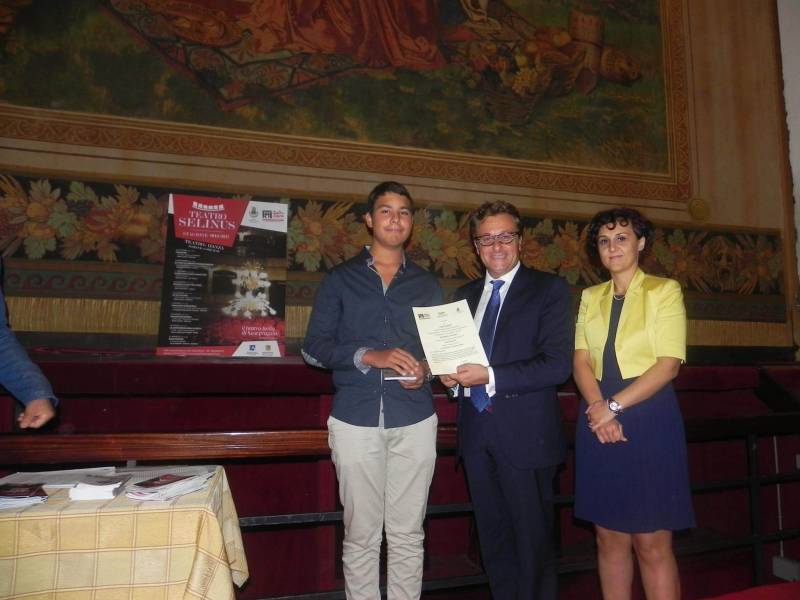 Immagine articolo: Lo studente CVetranese Fausto Agate vince il concorso “Racconti di Teatro”. Premiazione al Selinus