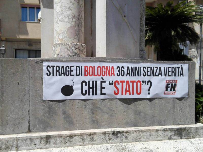 Immagine articolo: "36 anni senza verità. Chi è Stato?". Striscione di Forza Nuova in Piazza Matteotti a CVetrano