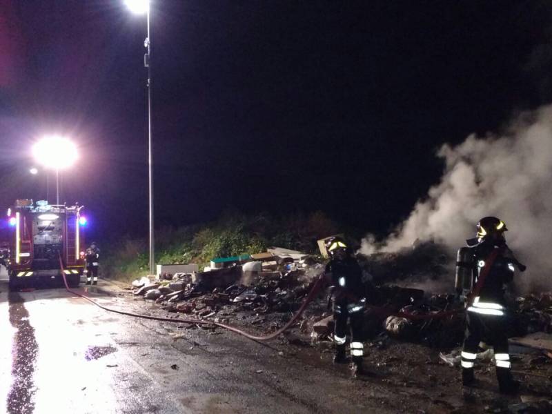 Immagine articolo: Gibellina, incendio nei pressi dell'isola ecologica. Sul posto i Vigili del Fuoco