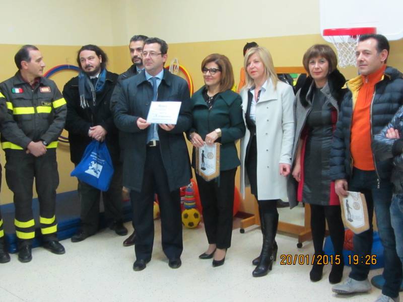 Immagine articolo: Il Rotary dona giochi e ausili didattici a bimbi autistici del Luigi Capuana