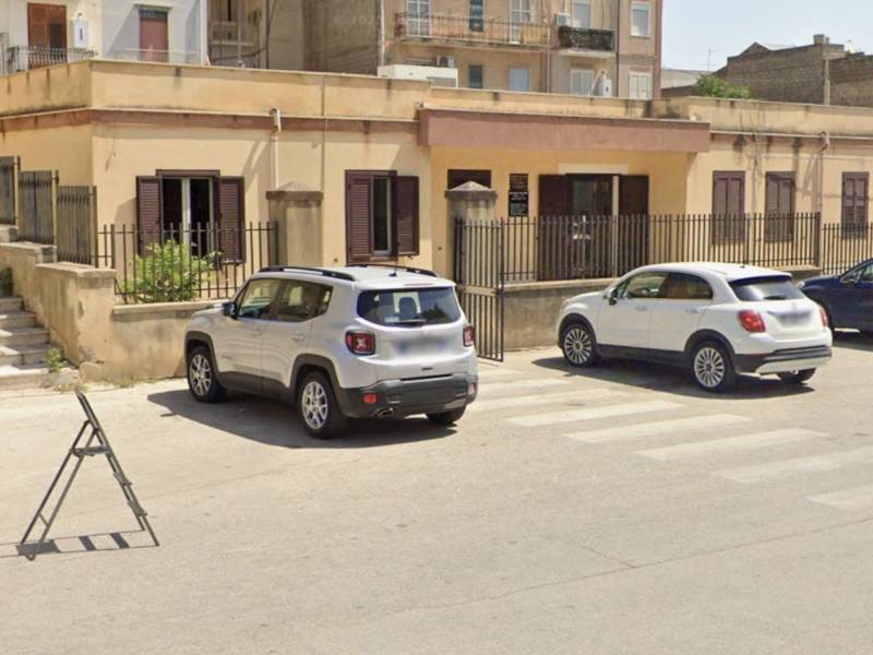 Immagine articolo: Castelvetrano, finestrini rotti alle auto Asp e rubati buoni carburante Immagine articolo: Castelvetrano, finestrini rotti alle auto Asp e rubati buoni carburante