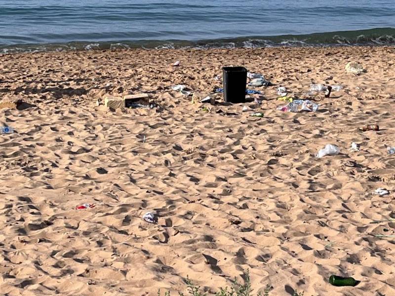 Immagine articolo: “In spiaggia a Triscina dopo il faló bottiglie e tanta inciviltà. Complimenti a voi e ai vostri genitori ”. 