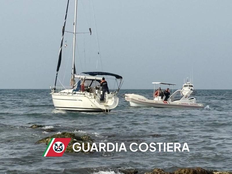Immagine articolo: Barca a vela incagliata tra gli scogli di fronte il lungomare San Vito. Intervento della Guardia Costiera Immagine articolo: Barca a vela incagliata tra gli scogli di fronte il lungomare San Vito. Intervento della Guardia Costiera