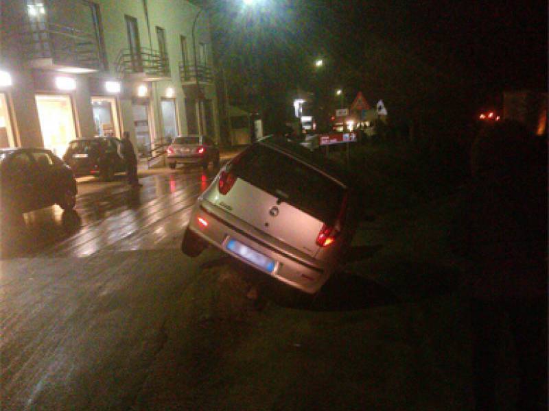 Immagine articolo: (Foto) Partanna, conducente perde il controllo dell'auto e finisce fuori strada