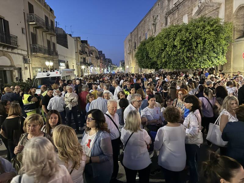 Immagine articolo: Castelvetrano, folla numerosa e silenziosa per la fiaccolata in ricordo di Meri Bonanno. Il Sindaco: “Importante partecipazione anche maschile” Immagine articolo: Castelvetrano, folla numerosa e silenziosa per la fiaccolata in ricordo di Meri Bonanno. Il Sindaco: “Importante partecipazione anche maschile”
