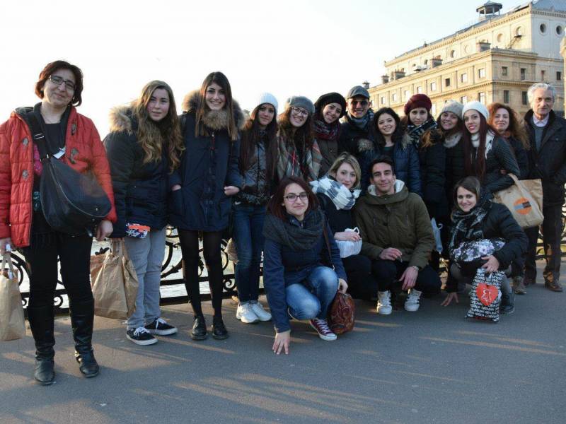 Immagine articolo: Due studentesse del Classico a Parigi dopo il successo al concorso letterario offerto dal "Movimento per la vita"