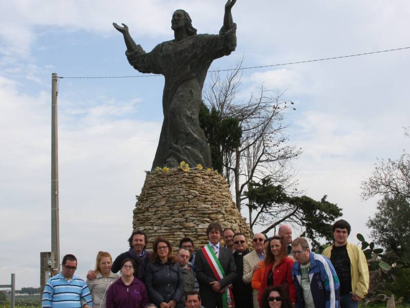 Campobello Una Statua Del Cristo Redentore Dell Artista Lia Vassalli Al Centro L Oasi Di