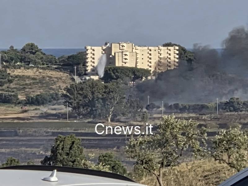 Immagine articolo: Incendio nella Riserva, a fuoco vegetazione. Fiamme non lontane dal Paradise Beach