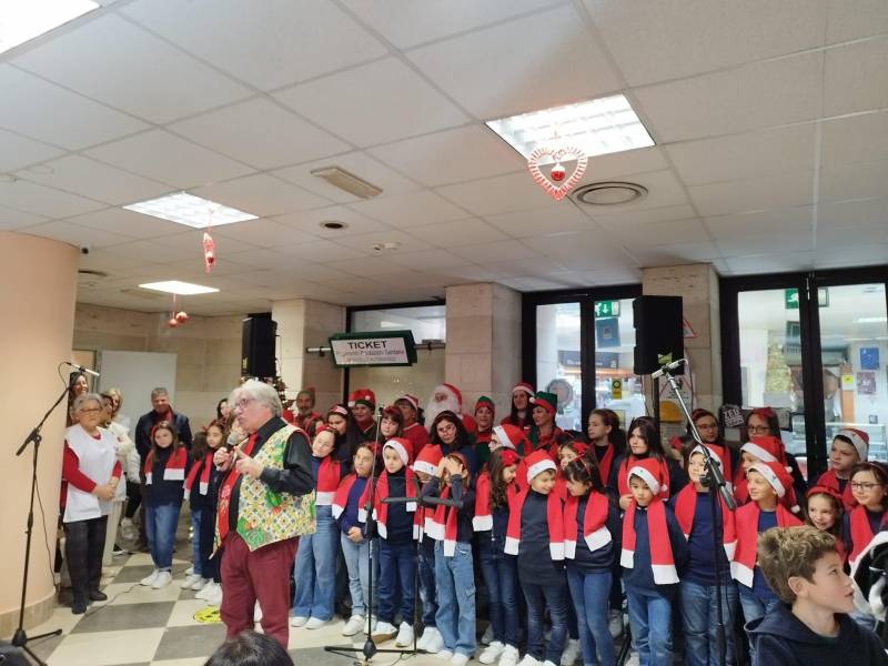 Immagine articolo: Castelvetrano, successo di pubblico per il concerto “Natale in Ospedale”. Esibizione del coro Doremi e gag dell’attore Dario Veca