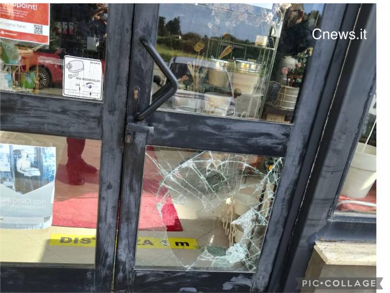Immagine articolo: Castelvetrano, vetrina distrutta nella notte con un masso e ancora ladri in azione. Continua la scia di furti