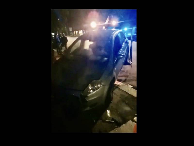 Immagine articolo: Castelvetrano, Fiat Punto si schianta contro due vetture parcheggiate e distrugge una panchina. Sul posto Ambulanza e Carabinieri 