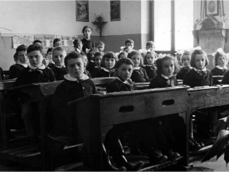 Immagine articolo: Ricordando il primo giorno di scuola negli anni '70. Quando i libri si portavano con l'elastico