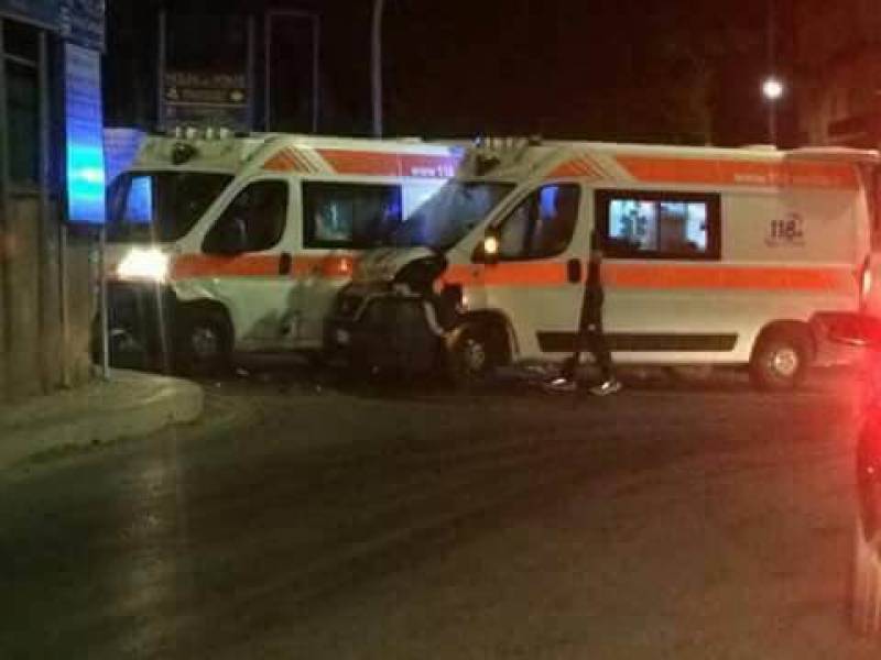 Immagine articolo: Castelvetrano, scontro tra due Ambulanze all'altezza del semaforo