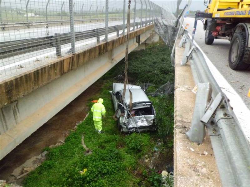 Immagine articolo: Auto vola giù da cavalcavia sulla A29, ferito il conducente