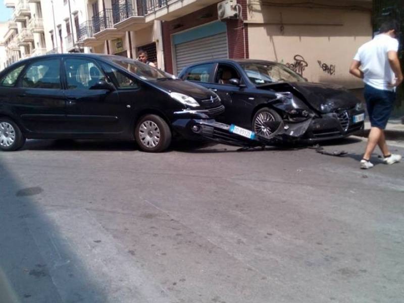 Immagine articolo: Castelvetrano, brutto incidente nella centrale Via Vittorio Emanuele.Due auto coinvolte