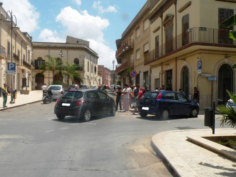 Immagine articolo: Campobello, incidente stradale in pieno centro urbano. Nessun ferito