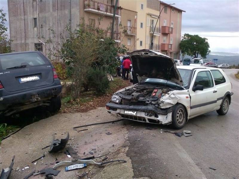 Immagine articolo: Salemi, duro impatto frontale sulla 188.Una terza auto travolge le prime due e fugge