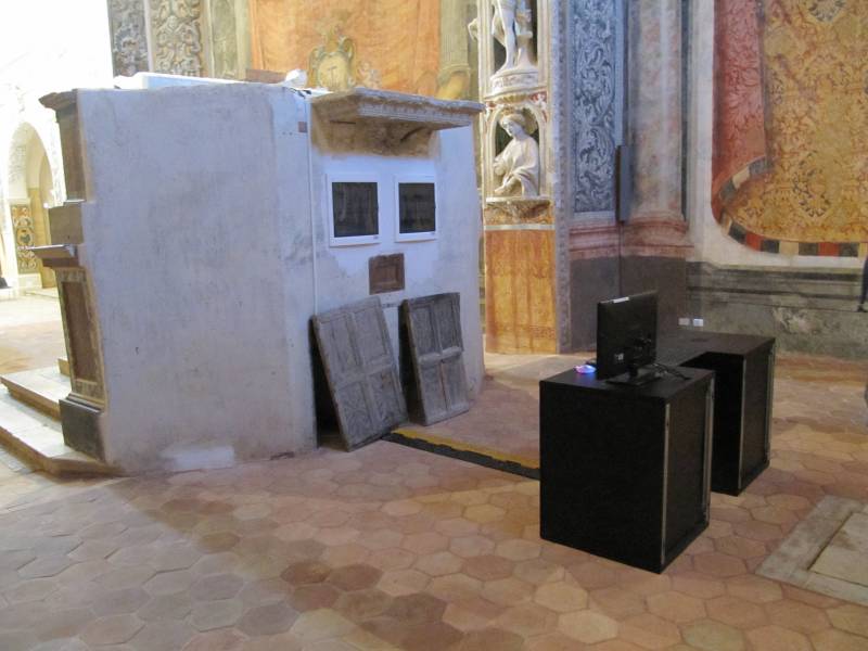 le installazioni elettriche visibili nel coro all'interno della Chiesa san Domenico