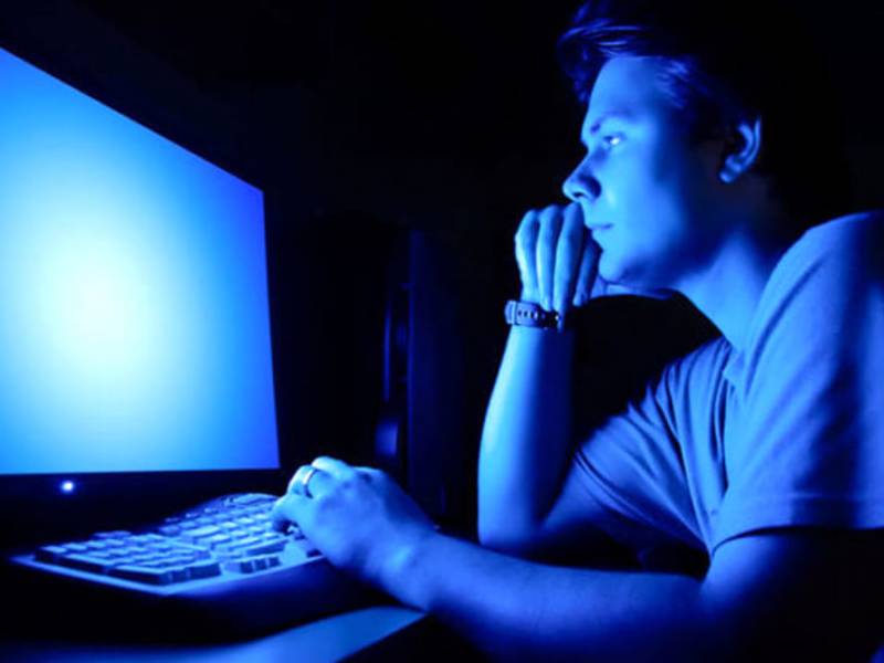 Immagine articolo: Luce blu e i disturbi per chi trascorre troppe ore al computer. Ecco quali sono i rischi