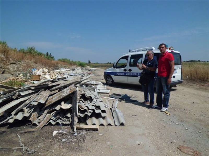 Immagine articolo: Castelvetrano, l'ex campo aviazione invaso dall'amianto. La gente continua a scaricare