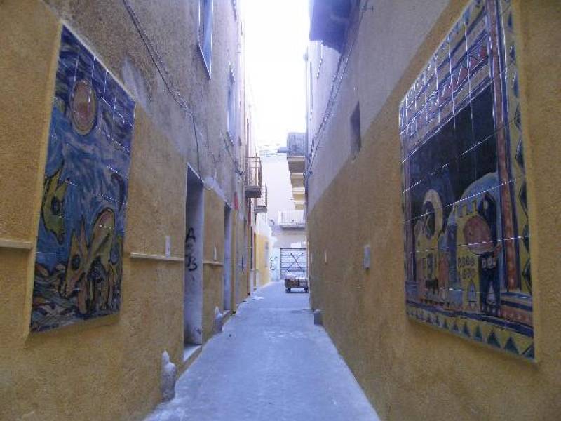 Immagine articolo: Mazara, spazio agli artisti. Le mattonelle artistiche dell'artista Vita Buffa per i numeri civici