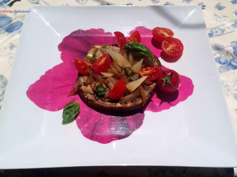 Immagine articolo: La mia ricetta su Cnews: "Melanzane grigliate con cipolle rosse, grana e pomodorini"