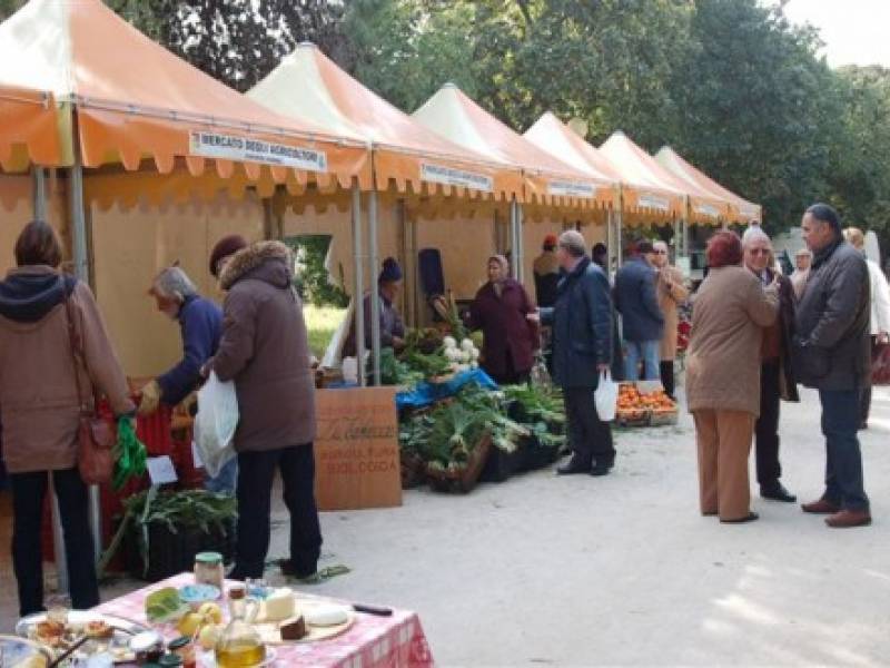 Immagine articolo: Potenziato il mercatino di Triscina, affolato di turisti.Tolleranza zero per chi sporca il territorio