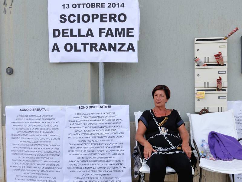 Immagine articolo: Salemi, si incatena per tre giorni per chiedere giustizia. L'appello disperato di Ninfa Benenati