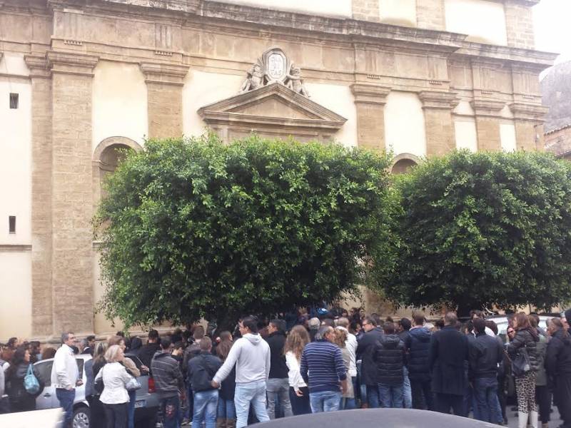 Immagine articolo: "Nino ha raggiunto suo papà in cielo". Terminato funerale. In tanti per l'ultimo saluto