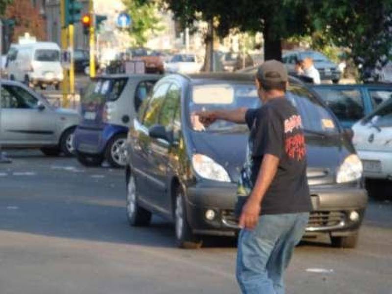 Immagine articolo: Napoli: parcheggiatore abusivo prende a calci e pugni un vigile. Paura tra la gente