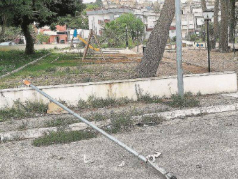 Immagine articolo: Partanna, vandali al parco giochi di piazza Galilei: distrutte pure le telecamere