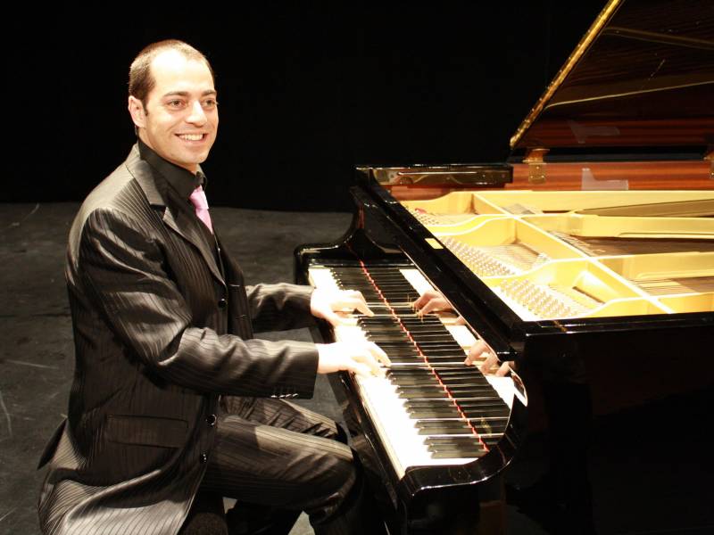 Immagine articolo: Da Castelvetrano a docente di pianoforte in Normandia: la storia di Daniele Simanella