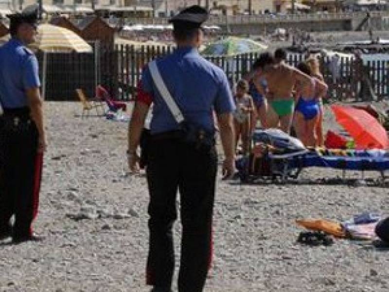 Immagine articolo: Tre Fontane, ladri in spiaggia rubano cellulari, portafogli e scappano. Rabbia nei bagnanti