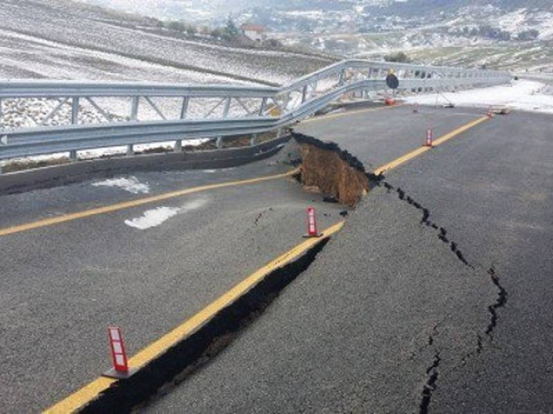 Immagine articolo: Crolla ponte sulla Palermo-Agrigento. Era stato inaugurato prima di Natale. Renzi: "Pagheranno"