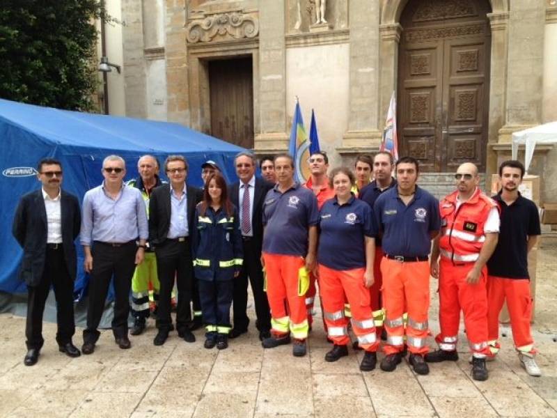 nella foto si riconoscono da sin il funzionario comunale per la protezione civile Sciaccotta, il sindaco Errante, l'assessore Calcara ed i volontari dell'associazione angeli per la vita nella foto si riconoscono da sin il funzionario comunale per la protezione civile Sciaccotta, il sindaco Errante, l'assessore Calcara ed i volontari dell'associazione angeli per la vita