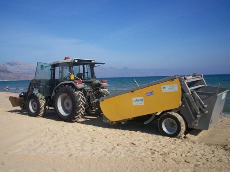 Immagine articolo: Privati in azione per la pulizia delle spiagge. E il puliscispiaggia da 150 mila Euro fermo dal 2015