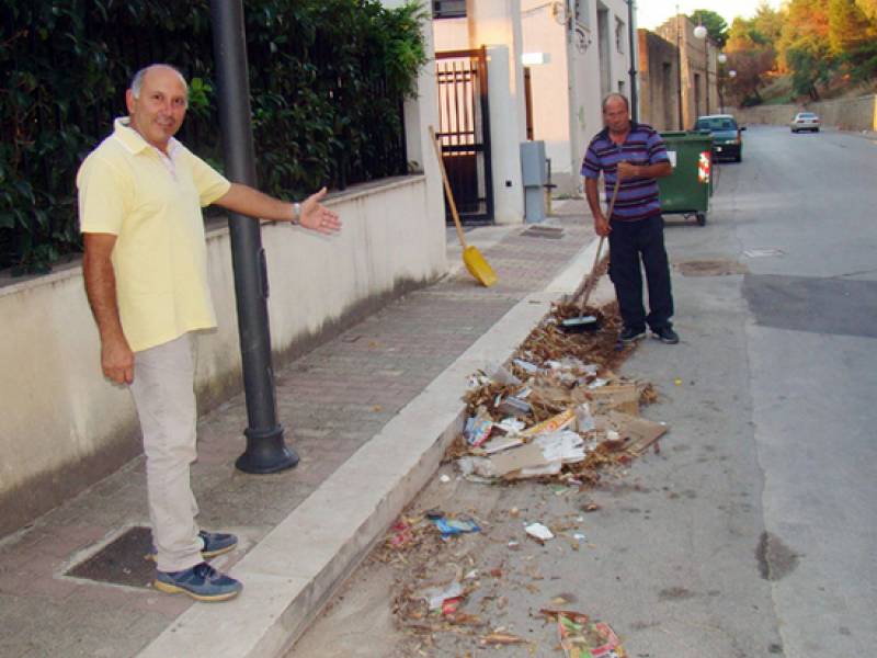 Immagine articolo: Castelvetrano, residenti di Via Tagliata ripuliscono le strade Immagine articolo: Castelvetrano, residenti di Via Tagliata ripuliscono le strade