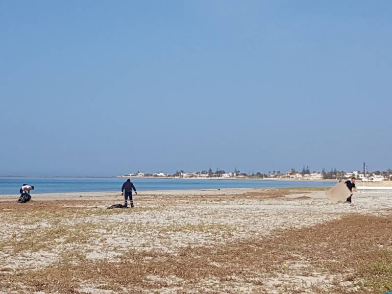 Immagine articolo: Iniziati i lavori per l’eliminazione di rifiuti dalla costa a Mazara del Vallo e Tonnarella